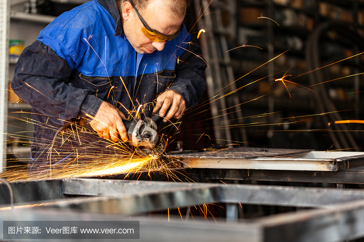 建筑业手工工人用圆锯切割铁器