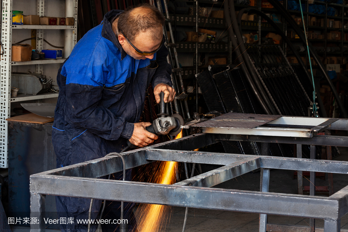 建筑业手工工人用圆锯切割铁器